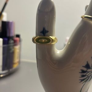 i’m selling a green ring set